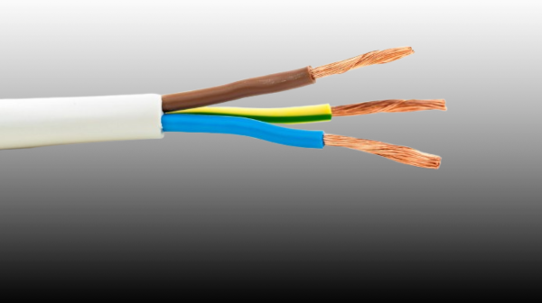 Condutores elétricos de fase, neutro e terra identificados por cores em instalação elétrica residencial com foco em segurança e distribuição de energia.